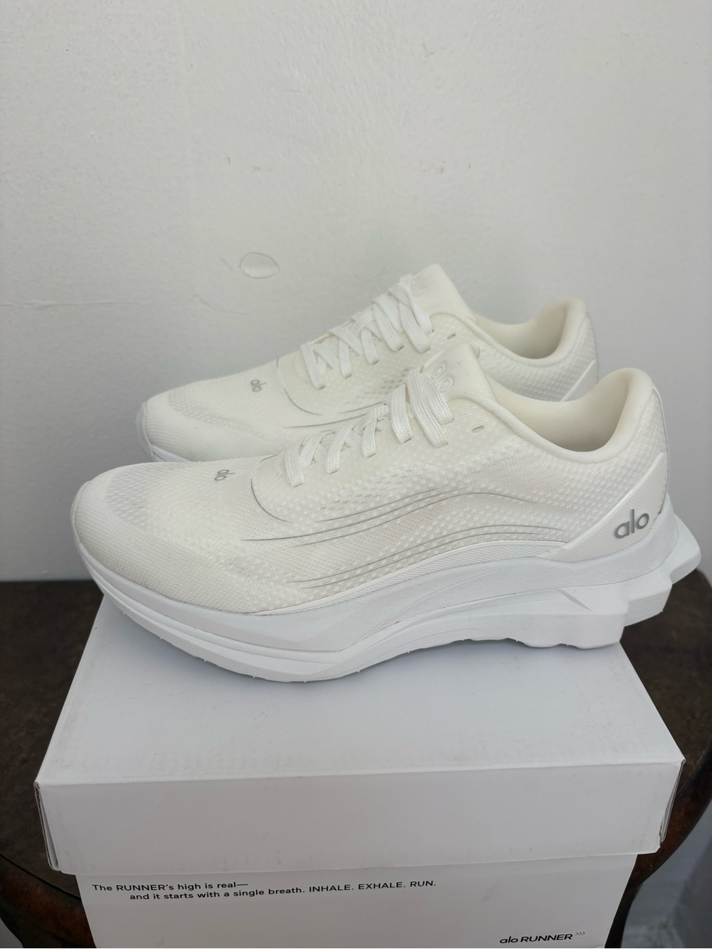 Alo Runner White/White Unisex Sneakers – New in Box | Men’s 6.5 / Women’s 8 - Picture 8 of 13